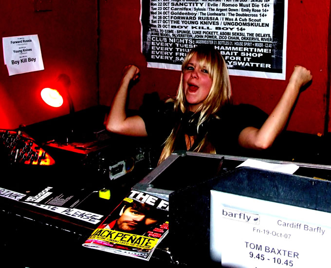 Grimebustin' DJ GoldieLocks, click here for her myspace & check her 'Bubble Gum'